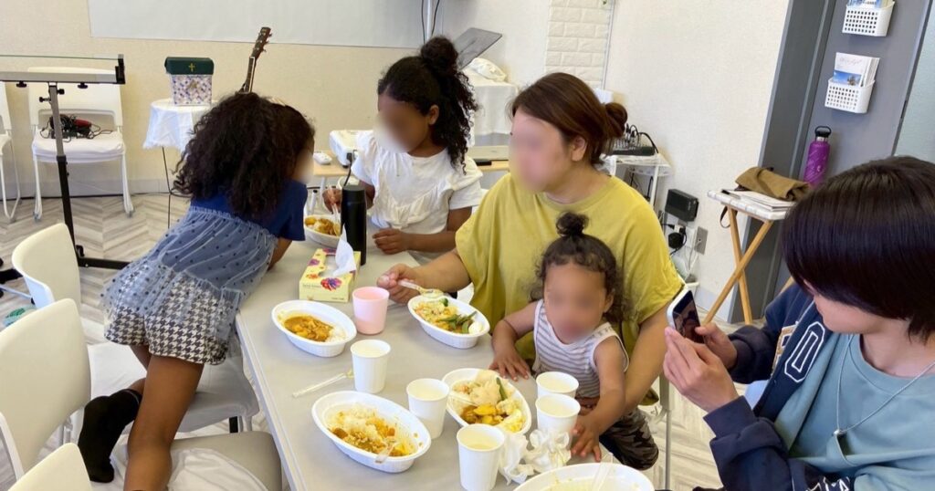 グレイス子ども食堂でMERCYスパイスカレーを食べる子どもたち