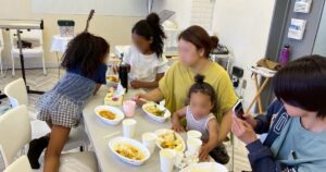 グレイス子ども食堂でMERCYスパイスカレーを食べる子どもたち