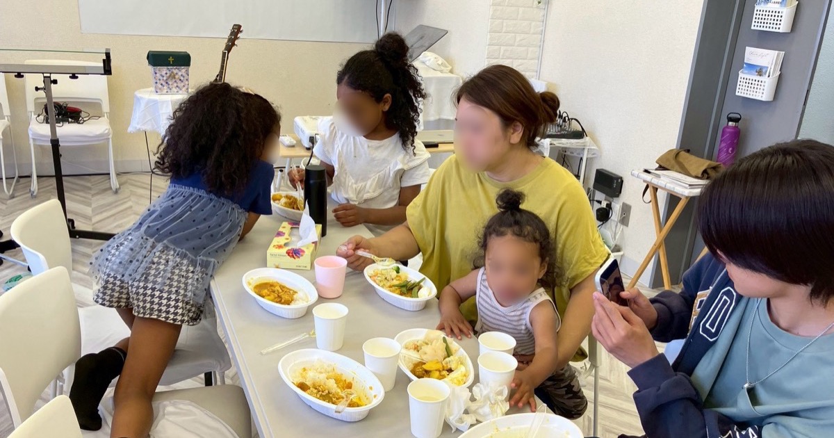 グレイス子ども食堂でMERCYスパイスカレーを食べる子どもたち